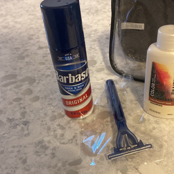 New travel bag with travel size shav. cream,disp razor,shampoo,cond.,shine spray - Picture 4 of 8